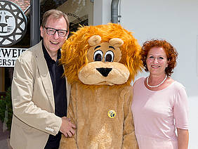 LR Dr. Christian Buchmann mit GF Doris Wolkner-Steinberger und Maskottchen Leon
